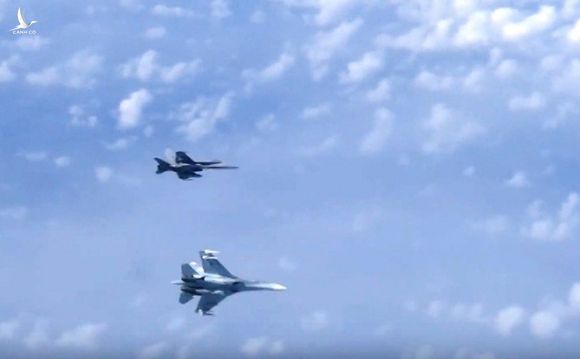 Tiêm kích Su-27 Nga truy đuổi F-18 NATO áp sát máy bay chở Bộ trưởng QP Sergei Shoigu