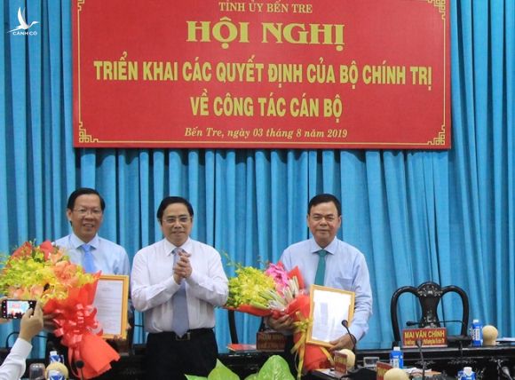 Ông Phạm Minh Chính (giữa) trao các quyết định cho ông Võ Thành Hạo (phải) và ông Phan Văn Mãi (trái) /// ẢNH: BẮC BÌNH