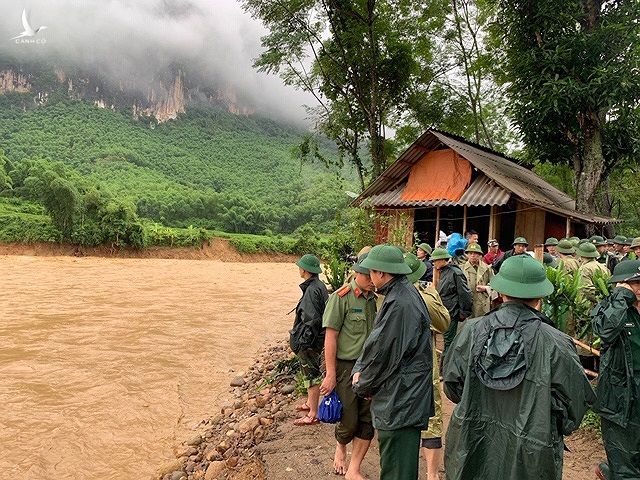 Lực lượng chức năng đã đưa xuồng vào bản Bo, xã Na Mèo (huyện Quan Sơn để tiếp cận với các bản bị cô lập, tìm kiếm người mất tích tại bản Xa Ná. 
