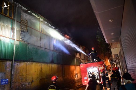 Hà Nội: Nhà kho Công ty Rạng Đông cháy ngùn ngụt, lửa lan sang khu dân cư - ảnh 13