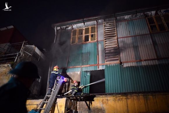 Hà Nội: Nhà kho Công ty Rạng Đông cháy ngùn ngụt, lửa lan sang khu dân cư - ảnh 14
