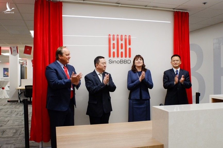 Cao Thủ Lương (thứ hai, từ trái sang) dự lễ ra mặt một công ty. Ảnh: Zhiding 