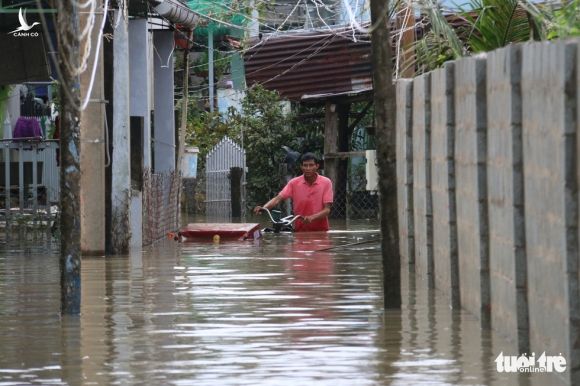 Phú Quốc nhiều nơi vẫn ngập sâu gần 2m dù mưa đã ngớt - Ảnh 6.
