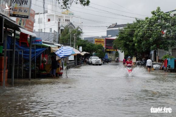 Phú Quốc nhiều nơi vẫn ngập sâu gần 2m dù mưa đã ngớt - Ảnh 4.