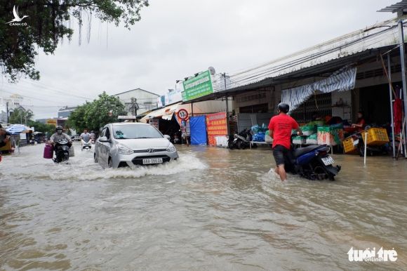Phú Quốc nhiều nơi vẫn ngập sâu gần 2m dù mưa đã ngớt - Ảnh 1.
