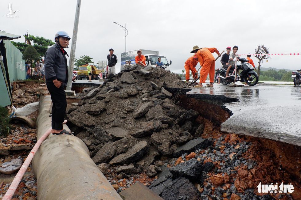Một đoạn đường Trần Phú, đoạn cuối Sân bay Phú Quốc cũ, bị sạt lở nghiêm trọng đang được khắc phục. 
