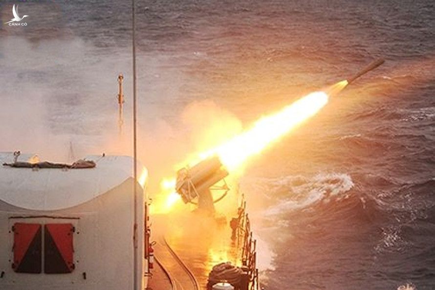 Tàu hộ vệ săn ngầm lớp Petya của Hải quân Việt Nam đang bắn rocket săn ngầm 