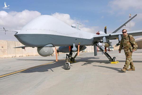 Quân nhân Mỹ bên một chiếc máy bay không người lái MQ-9 Reaper. Ảnh: Reuters