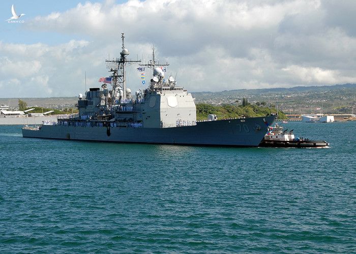 Hai tàu chiến được Mỹ dự định đưa vào thăm Hong Kong trong thời gian sắp tới được xác định là một tàu đổ bộ tấn công lớp San Antonio và một tàu tuần dương hạm hộ vệ tên lửa lớp Ticonderoga mang tên USS Lake Erie. Nguồn ảnh: USnavy.