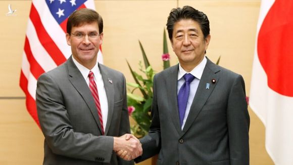 Bộ trưởng Quốc phòng Mỹ Mark Esper gặp Thủ tướng Nhật Bản Shinzo Abe tại Tokyo ngày 7.8 /// Reuters