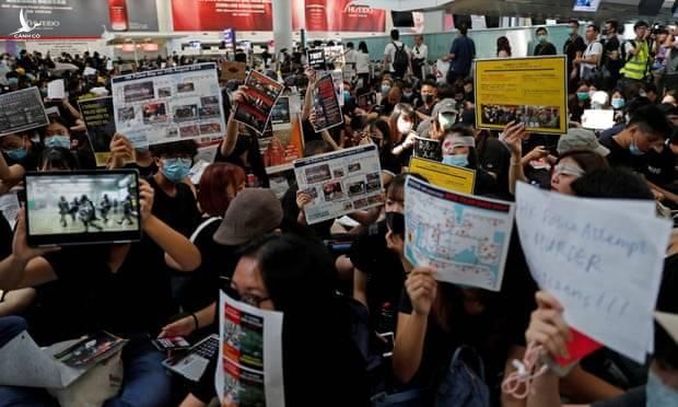 Người biểu tình tại sân bay ở Hồng Kông. Ảnh: Bloomberg 