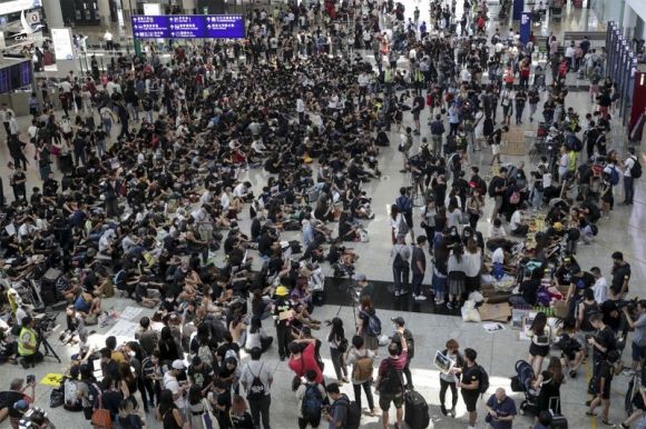 Người biểu tình Hong Kong ngồi lì ở sân bay đòi loạt yêu sách
