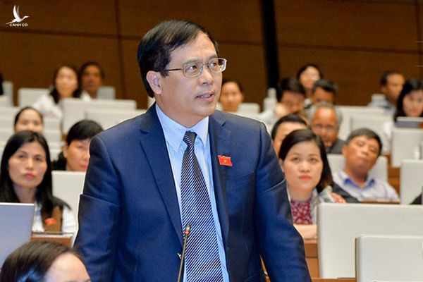 Đại biểu Quốc hội Nguyễn Quốc Hưng đề xuất thu “phí chia tay” 3-5USD khi công dân Việt xuất cảnh. 