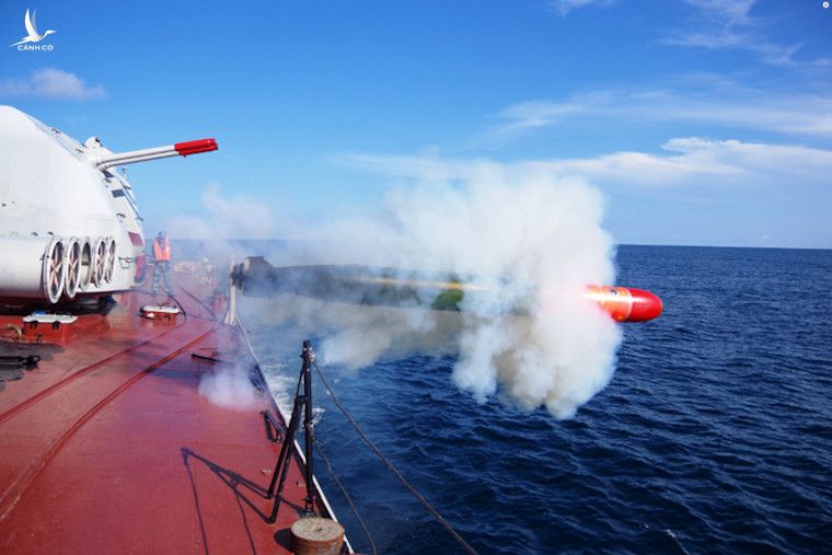 Tàu hộ vệ săn ngầm Petya II thuộc Lữ đoàn 171, Vùng 2 Hải quân bắn diễn tập với ngư lôi chống ngầm SET-40UE. Ảnh: Báo Hải quân. 