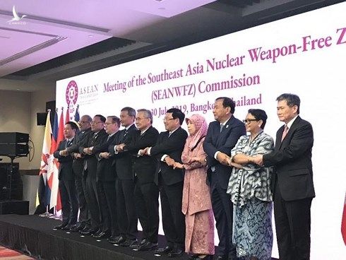 Phó Thủ tướng, Bộ trưởng Ngoại giao Phạm Bình Minh cùng các đại diện ASEAN dự Hội nghị Ủy ban Hiệp ước khu vực Đông Nam Á không có vũ khí hạt nhân (SEANWFZ), ngày 30/7/2019, tại Bangkok, Thái Lan. Nguồn: Baoquocte 