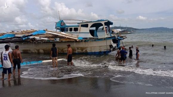 Tàu cá Gem-Ver 1 của Philippines được đưa vào bờ sau vụ việc /// Tuần duyên Philippines