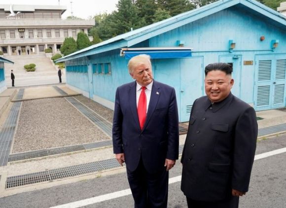 Triều Tiên phóng vũ khí lần 3 trong 8 ngày, Tổng thống Mỹ vẫn nói không có vấn đề gì - Ảnh 1.