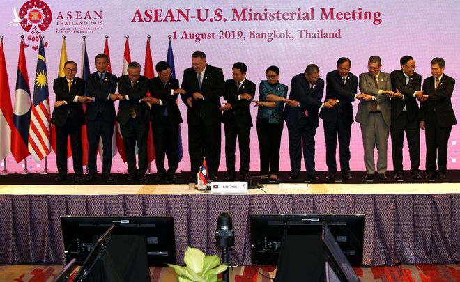 Ngoại trưởng Mỹ chụp ảnh lưu niệm cùng ngoại trưởng các nước ASEAN (Ảnh: Reuters) 
