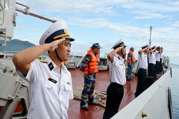 Sĩ quan, thủy thủ Tàu 016-Quang Trung chào cảng. 
