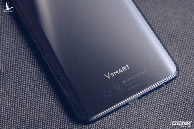 Nhãn "Made in Vietnam" ở mặt lưng smartphone Vsmart