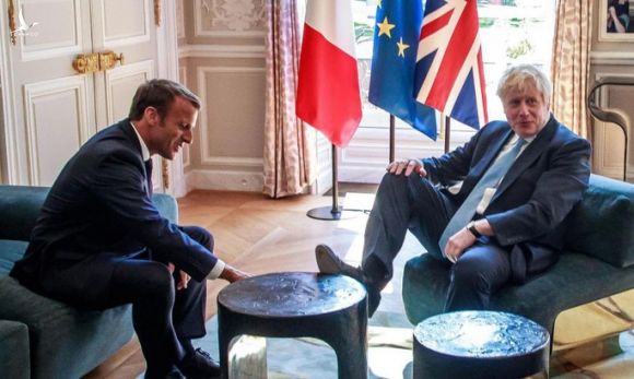 Hình ảnh gác chân bá đạo của Thủ tướng Anh khi gặp Tổng thống Pháp - Ảnh 1.