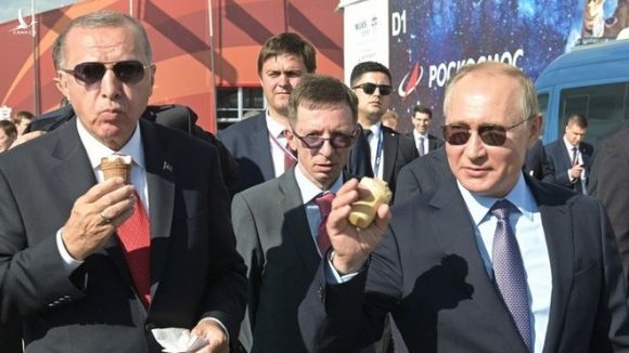 Từ Moscow: Lần đầu tiên trong lịch sử TT Putin cùng TT Erdogan dự MAKS 2019 - Vali hạt nhân kè bên cạnh, đoàn xe hộ tống áp sát - Ảnh 2.