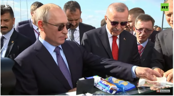 Từ Moscow: Lần đầu tiên trong lịch sử TT Putin cùng TT Erdogan dự MAKS 2019 - Vali hạt nhân kè bên cạnh, đoàn xe hộ tống áp sát - Ảnh 1.