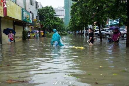 Bão Wipha đổ bộ, đường phố Trung Quốc biến thành sông - Ảnh 13.