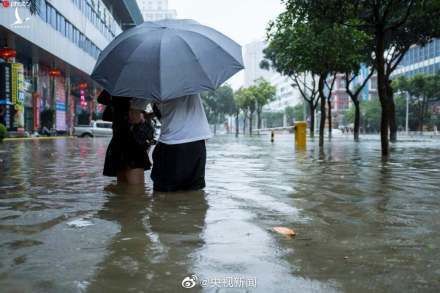Bão Wipha đổ bộ, đường phố Trung Quốc biến thành sông - Ảnh 15.