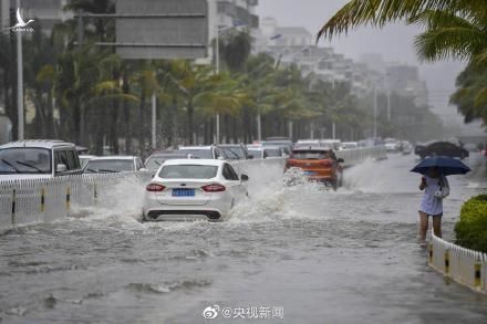 Bão Wipha đổ bộ, đường phố Trung Quốc biến thành sông - Ảnh 9.