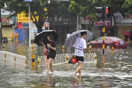 Bão Wipha đổ bộ, đường phố Trung Quốc biến thành sông - Ảnh 10.