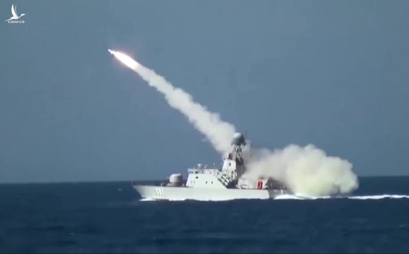 Hình ảnh tàu tên lửa tấn công nhanh BPS-500 số hiệu 381 của Việt Nam bắn tên lửa hành trình chống hạm Uran-E 