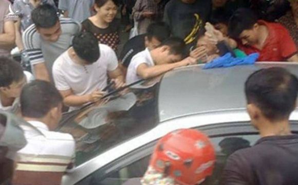 Thót tim giải cứu bé trai bị bố bỏ quên trên ô tô ở Quảng Ninh