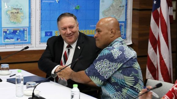 Ngoại trưởng Mike Pompeo và Tổng thống Liên bang Micronesia David Panuelo trong cuộc họp báo ngày 5.8 /// Reuters