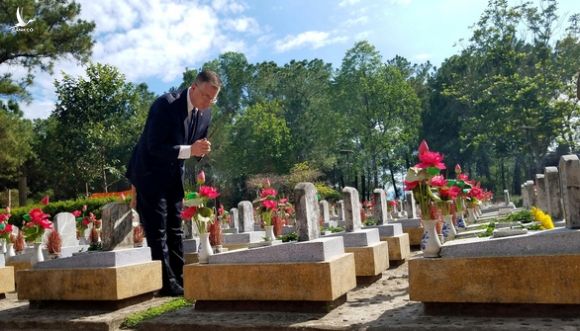 Lần đầu tiên, đại sứ Mỹ viếng Nghĩa trang liệt sĩ Quốc gia Trường Sơn - Ảnh 1.