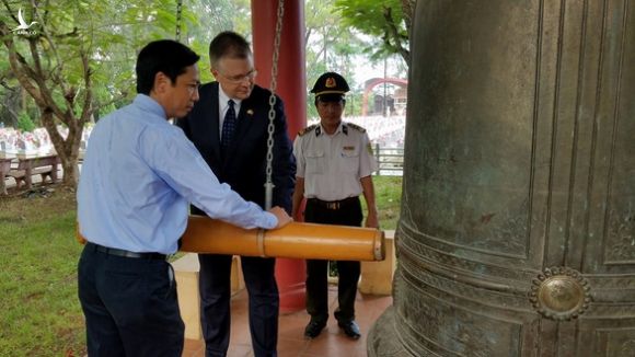 Lần đầu tiên, đại sứ Mỹ viếng Nghĩa trang liệt sĩ Quốc gia Trường Sơn - Ảnh 2.