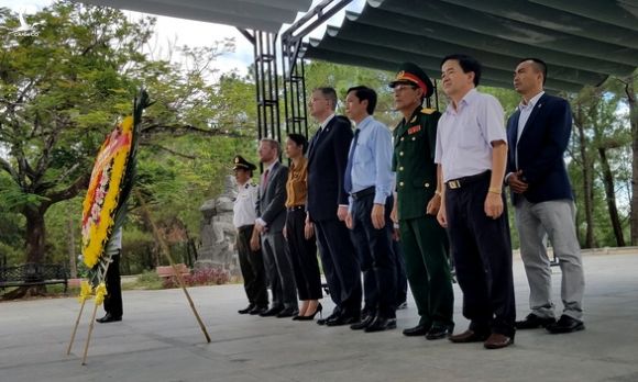 Lần đầu tiên, đại sứ Mỹ viếng Nghĩa trang liệt sĩ Quốc gia Trường Sơn - Ảnh 3.