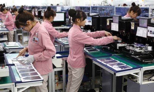 Sản xuất máy tính bảng tại Samsung Việt Nam. Ảnh: AP