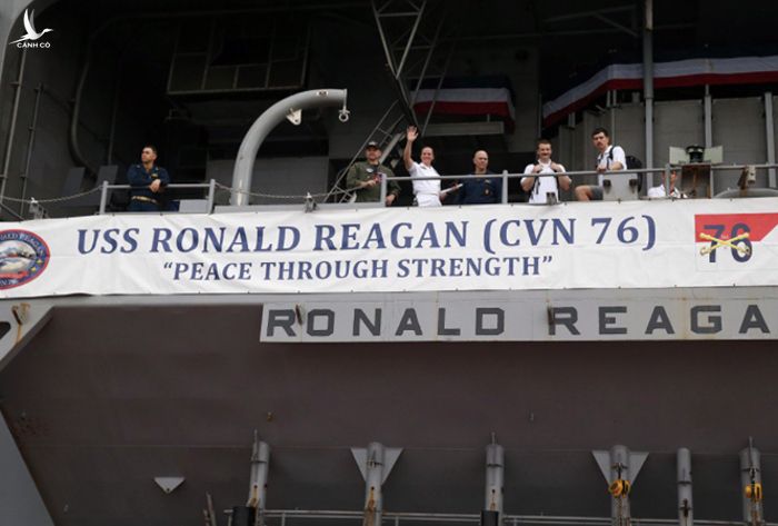 Tàu sân bay Mỹ USS Ronald Reagan với khẩu hiệu "Hoà bình nhờ sức mạnh" khi cập cảng Manila, Philippines. (Ảnh: AP) 