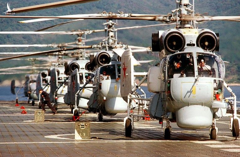 Kamov Ka-28 là phiên bản xuất khẩu của trực thăng trinh sát và tác chiến chống ngầm Ka-27 do Kamov Helicopter chế tạo. Theo Naval Technology, Ka-28 thực hiện chuyến bay đầu tiên vào ngày 24/12/1973, được đưa vào hoạt động trong Hải quân Liên Xô từ năm 1981. Ảnh: Ria Novosti. 