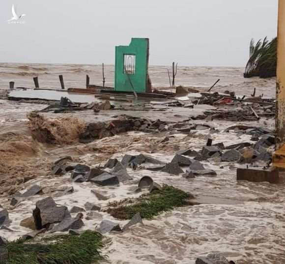 Hàng loạt nhà dân bị nước biển xóa sổ sau bão số 3 - Ảnh 1.