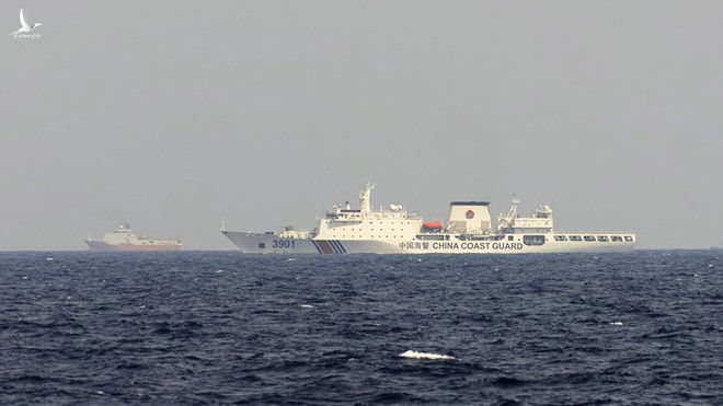 Tàu hải cảnh 3901 của Trung Quốc (phải) theo sát bảo vệ tàu Hải Dương Địa chất 8 khảo sát trái phép trong EEZ và thềm lục địa Việt Nam. 