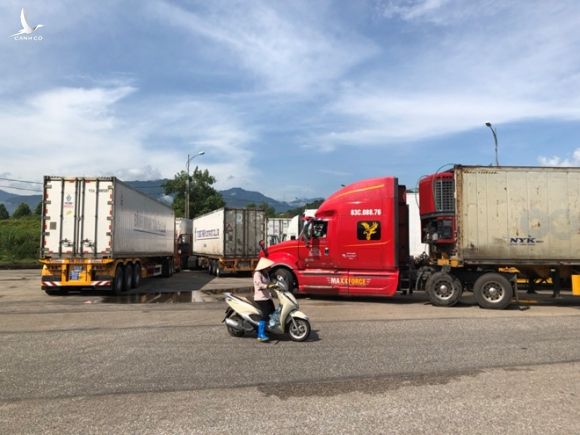 Trung Quốc bất ngờ cấm hàng trăm xe container VN qua biên giới - ảnh 3