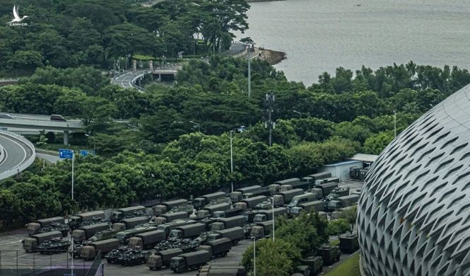 Nhiều xe bọc thép xuất hiện ở Trung tâm thể thao vịnh Thâm Quyến hôm 16/8. Ảnh: Lam Yik Fei/NYT.