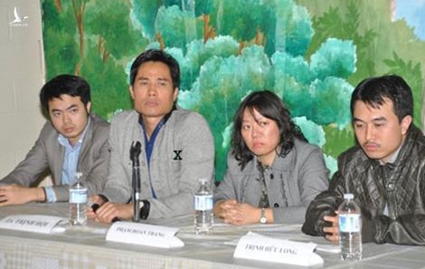 Trịnh Hội (X) và các thành viên của tổ chức VOICE. 