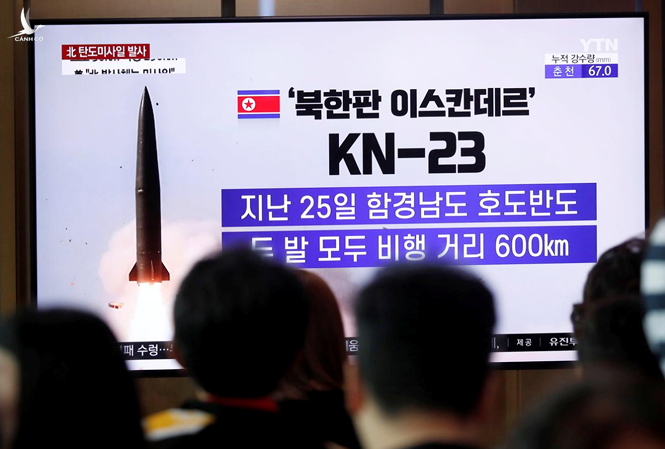  Người dân Hàn Quốc theo dõi bản tin về vụ phóng tên lửa của Triều Tiên hôm qua, 31/7. 