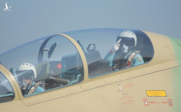 Phi công chiến đấu Việt Nam mang theo vũ khí gì khi lên tiêm kích Su-30MK2?