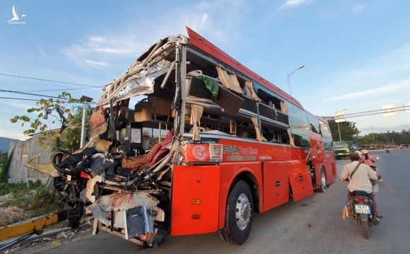 Hai xe khách tông nhau kinh hoàng ở Khánh Hòa, 40 người nhập viện, 1 người chết - ảnh 4