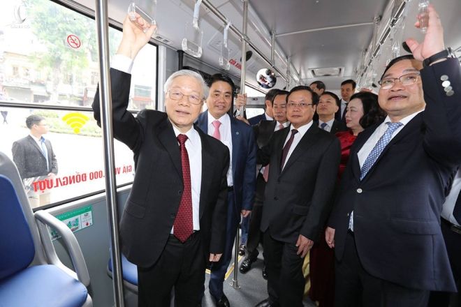 Tổng Bí thư Nguyễn Phú Trọng trong một lần  đi xe buýt, bách bộ chúc Tết người dân (Ngày 29/01/2017) 