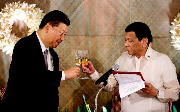 Chủ tịch Trung Quốc Tập Cận Bình (trái) nâng ly cùng Tổng thống Philippines Rodrigo Duterte tại Manila 